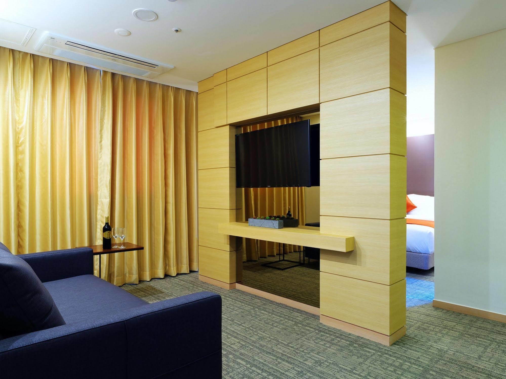 On City Hotel Чхонан Экстерьер фото